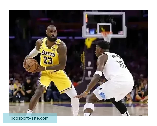 詹姆斯对阵魔术穿上历史出场王纪念球鞋1612数字见证里程碑时刻